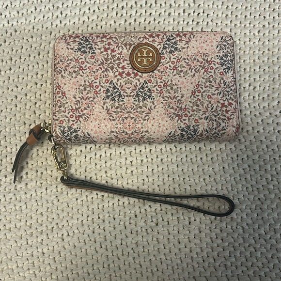 Tory Burch Handbags - Tory Burch Floral Wallet Wristlet